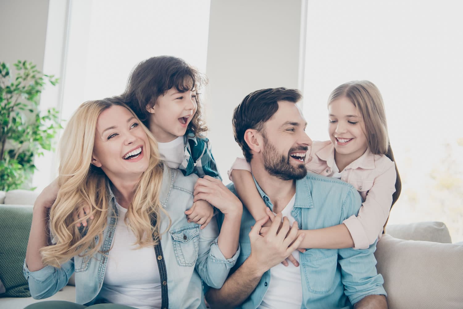 Famiglia serena in casa dopo una disinfestazione bio sicura – Ekonore