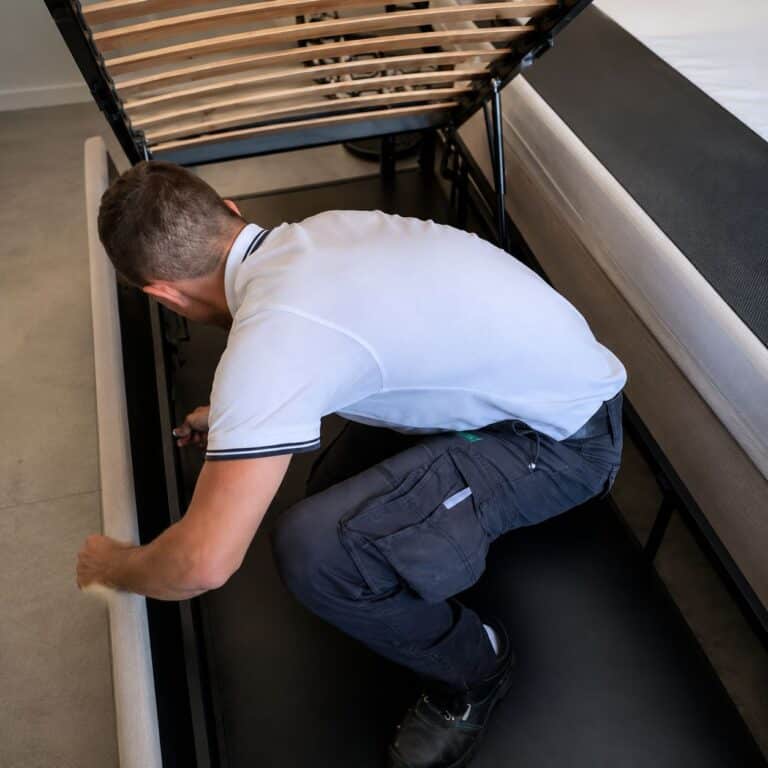 Ispezione del contenitore del letto alla ricerca di cimici