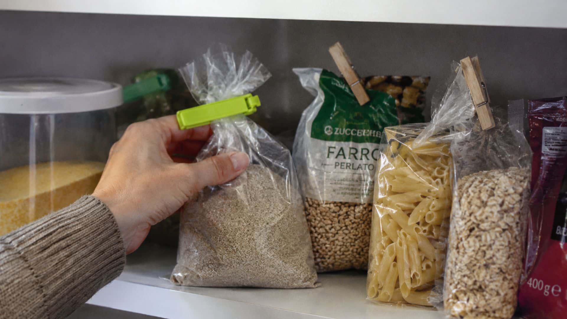 Confezioni aperte di alimenti secchi nella dispensa da controllare per individuare eventuali tarme alimentari
