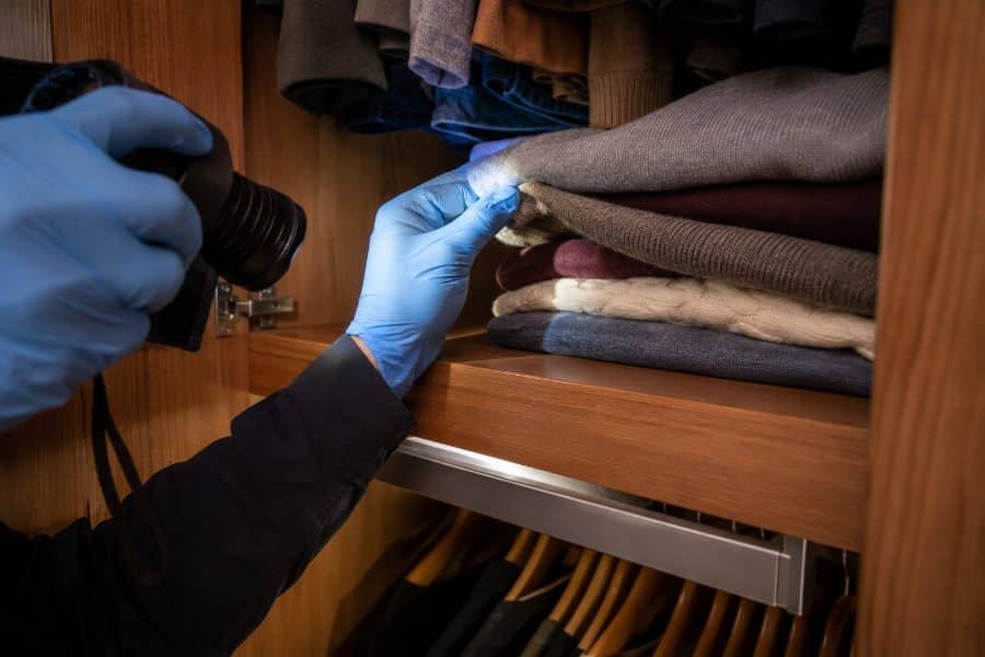 Controllo dei vestiti nell'armadio per individuare cimici dei letti