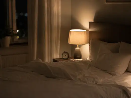 Camera da letto di notte, risveglio per prurito da cimici dei letti