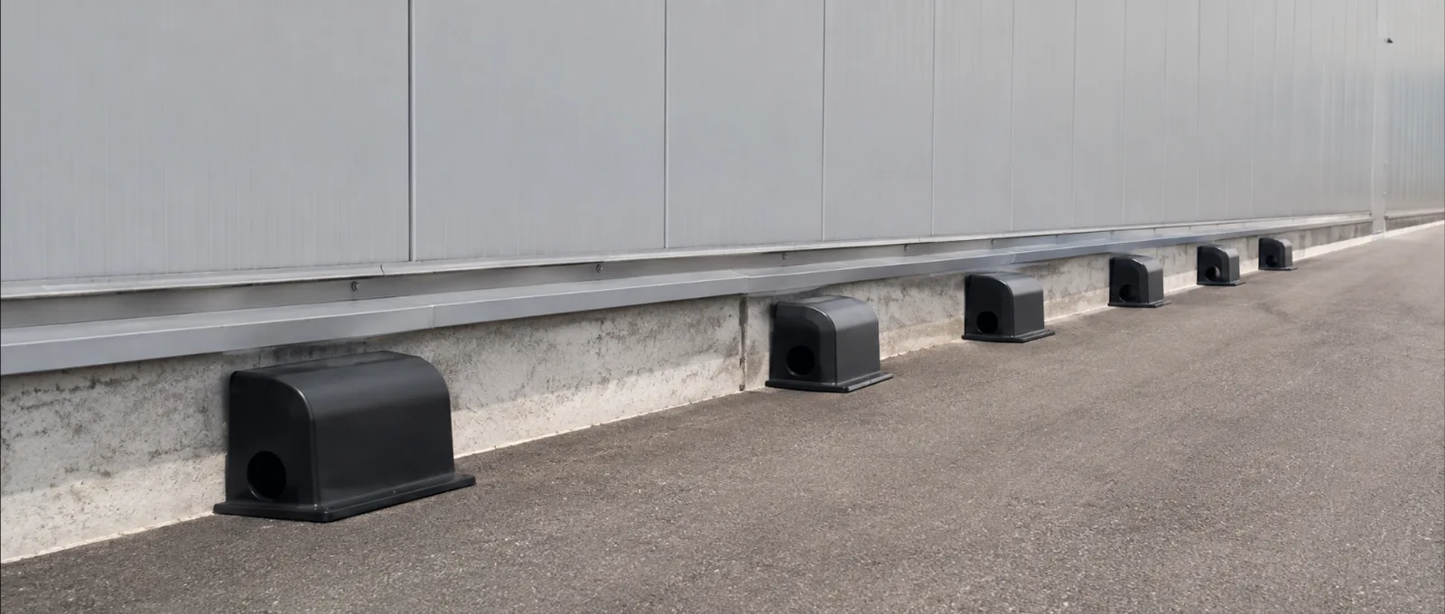 Postazioni di monitoraggio lungo i varchi perimetrali di uno stabilimento alimentare