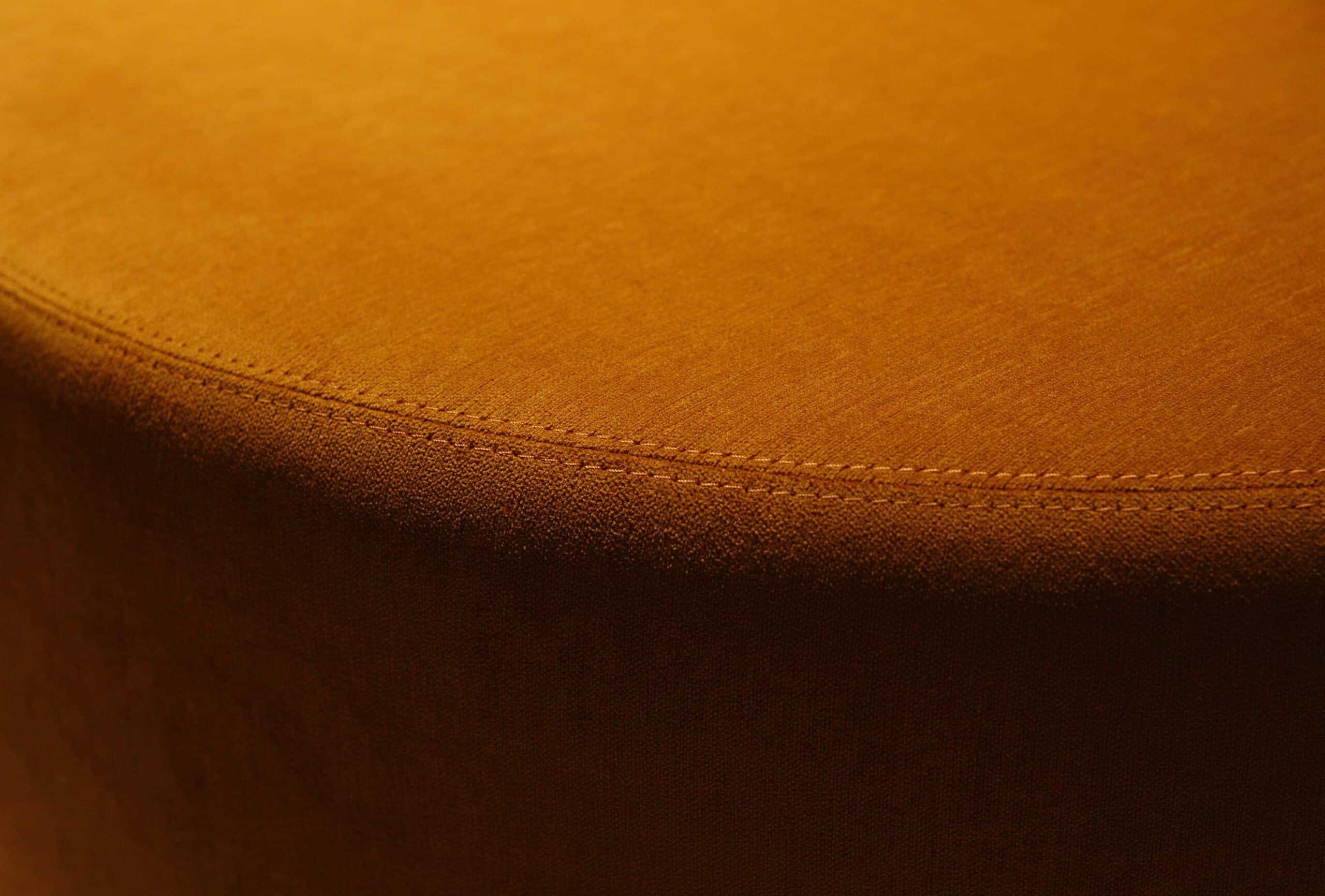 Cuciture sotto i cuscini del divano