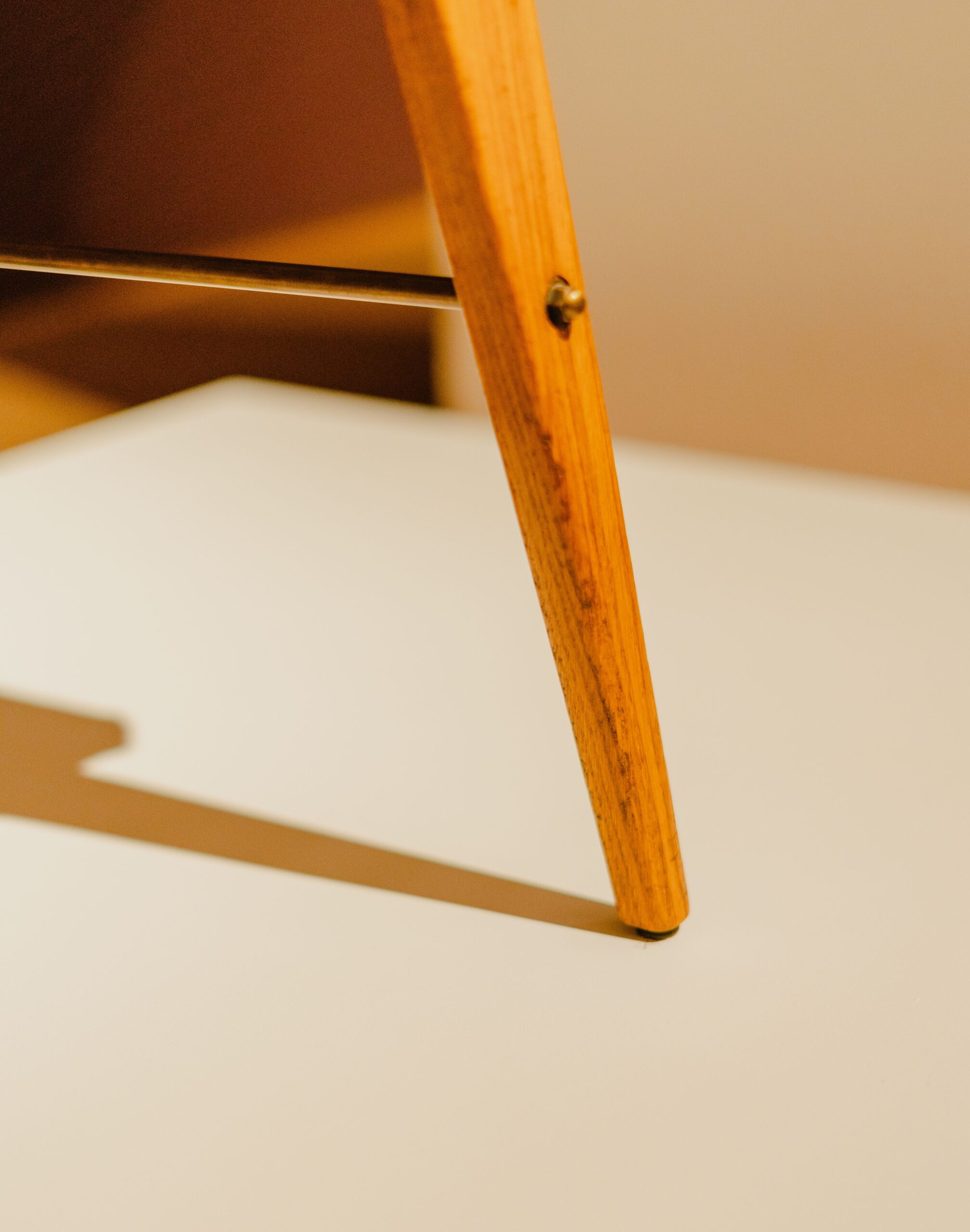 Struttura in legno del divano, dettaglio gamba