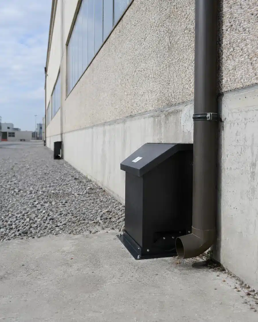 Postazione di monitoraggio esterna chiusa lungo il muro perimetrale del capannone, vicino al pluviale, sulla linea di percorrenza dei roditori