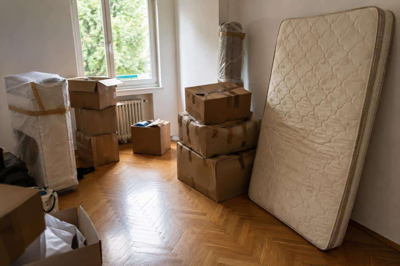 Scatoloni pronti per il trasloco accanto a un materasso