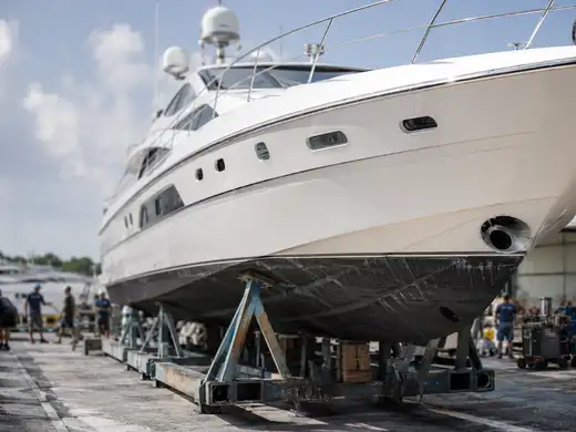 Cabina yacht in refit e manutenzione con nuovi materassi