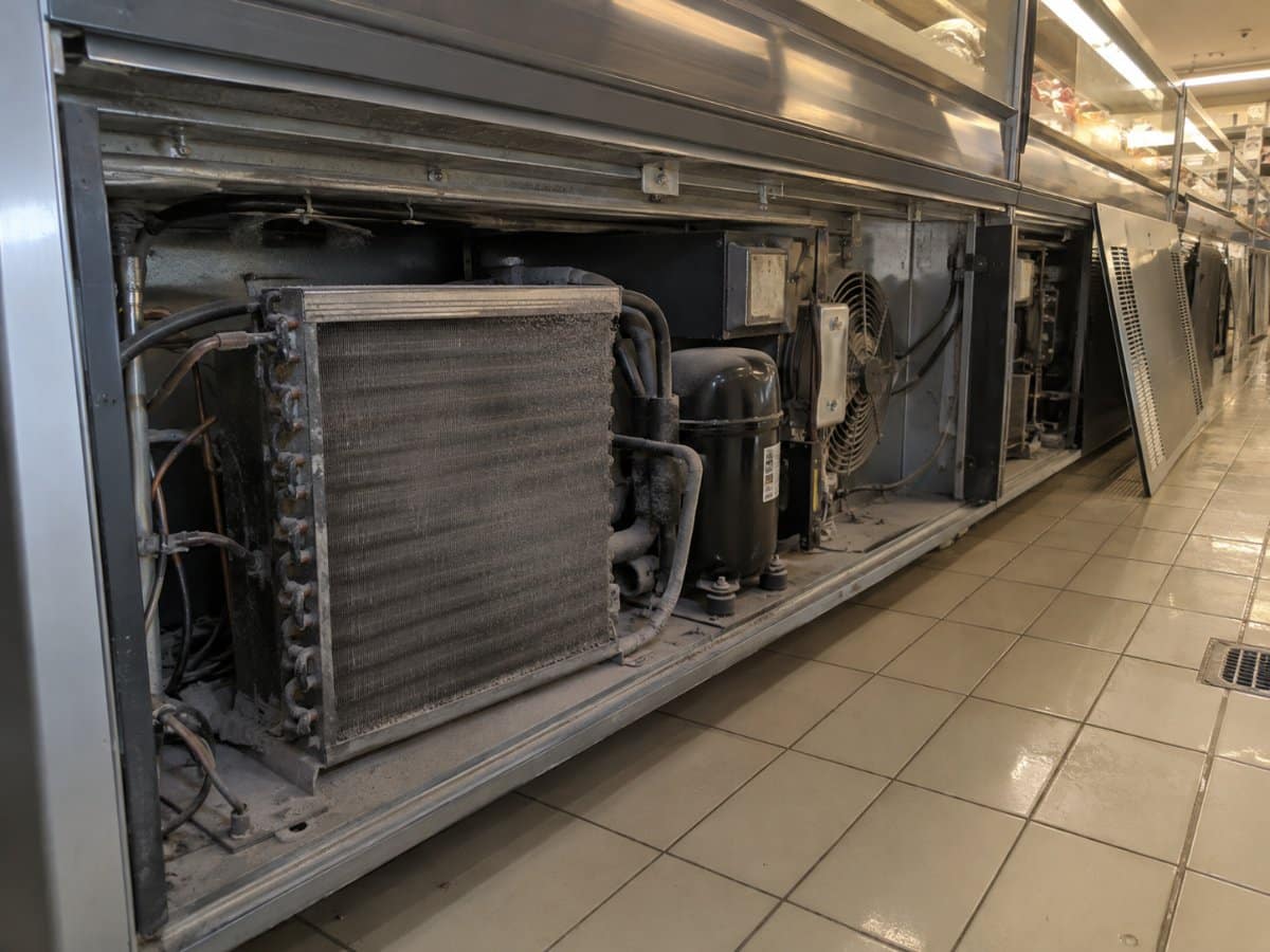 Retro di un banco refrigerato di un supermercato con il vano motore