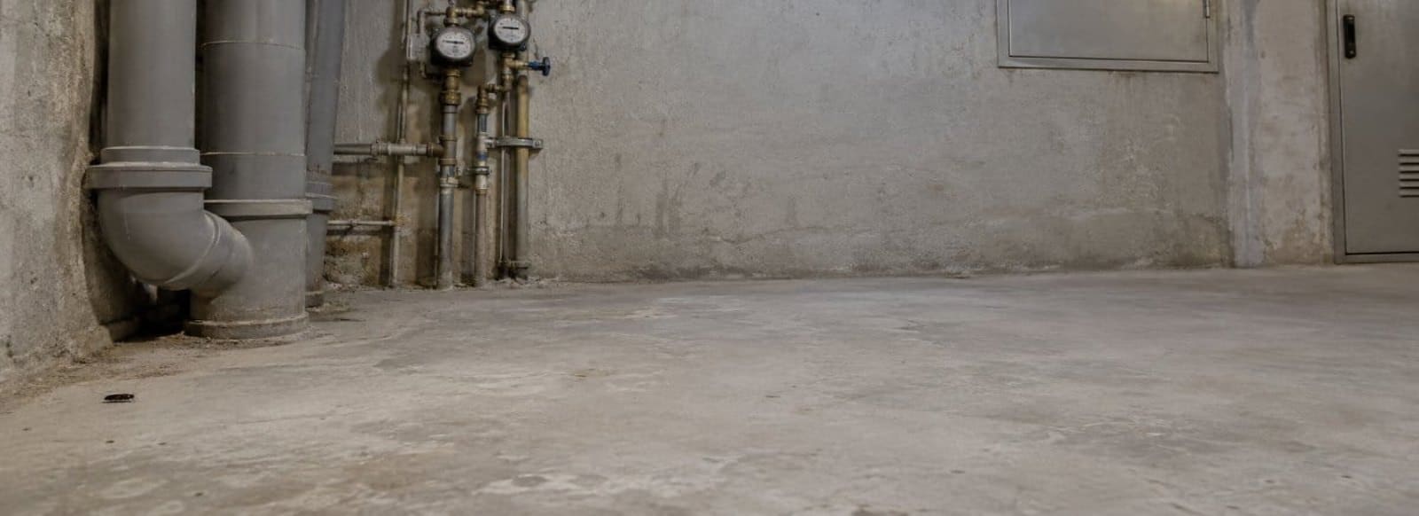 Tecnico Ekonore ispeziona il locale tecnico comune di un condominio durante il sopralluogo per la derattizzazione