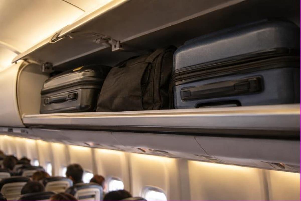 Bagagli a mano nella cappelliera di un aereo