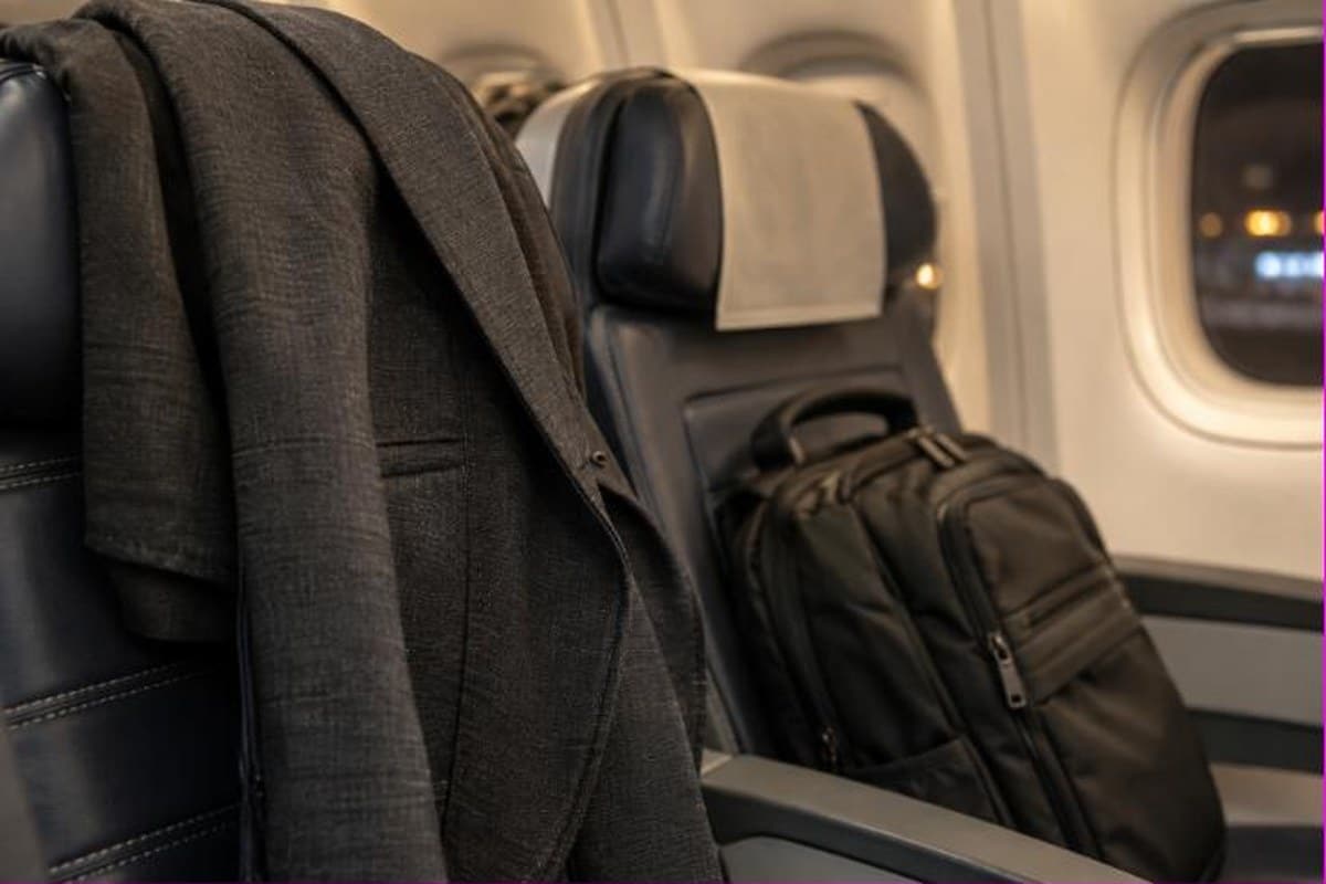 Cimici dei letti nascoste in una giacca sul sedile dell’aereo durante un viaggio estivo
