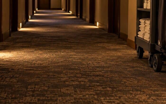 corridoio hotel notte carrello pulizie