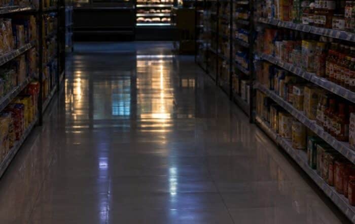 corsia supermercato notte scaffali
