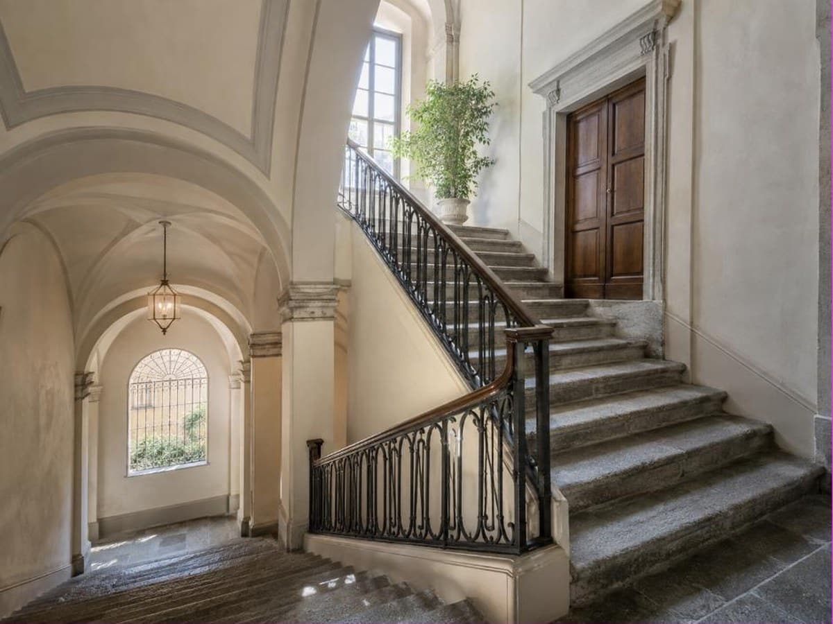 Scalone in pietra di un palazzo storico a Firenze con corrimano in ferro battuto