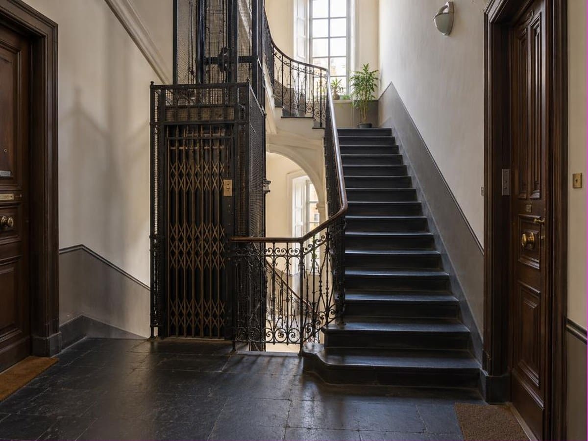 Scala in ardesia di un palazzo genovese alto e stretto, la verticalità della città