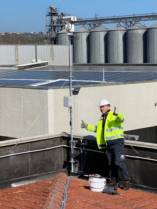 Tecnico Ekonore durante l'installazione di un dissuasore su palo in copertura industriale