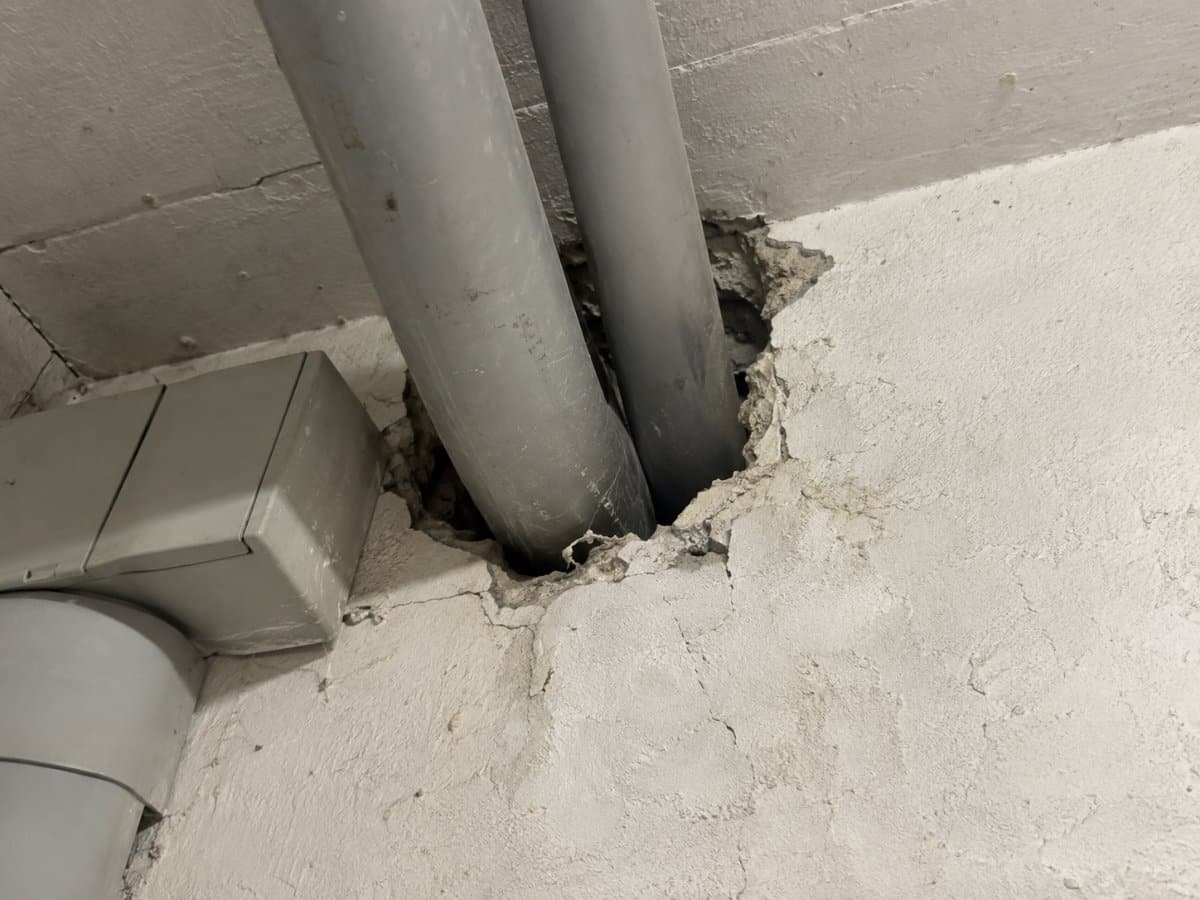 Passaggio di tubi e cavi attraverso il solaio di un edificio
