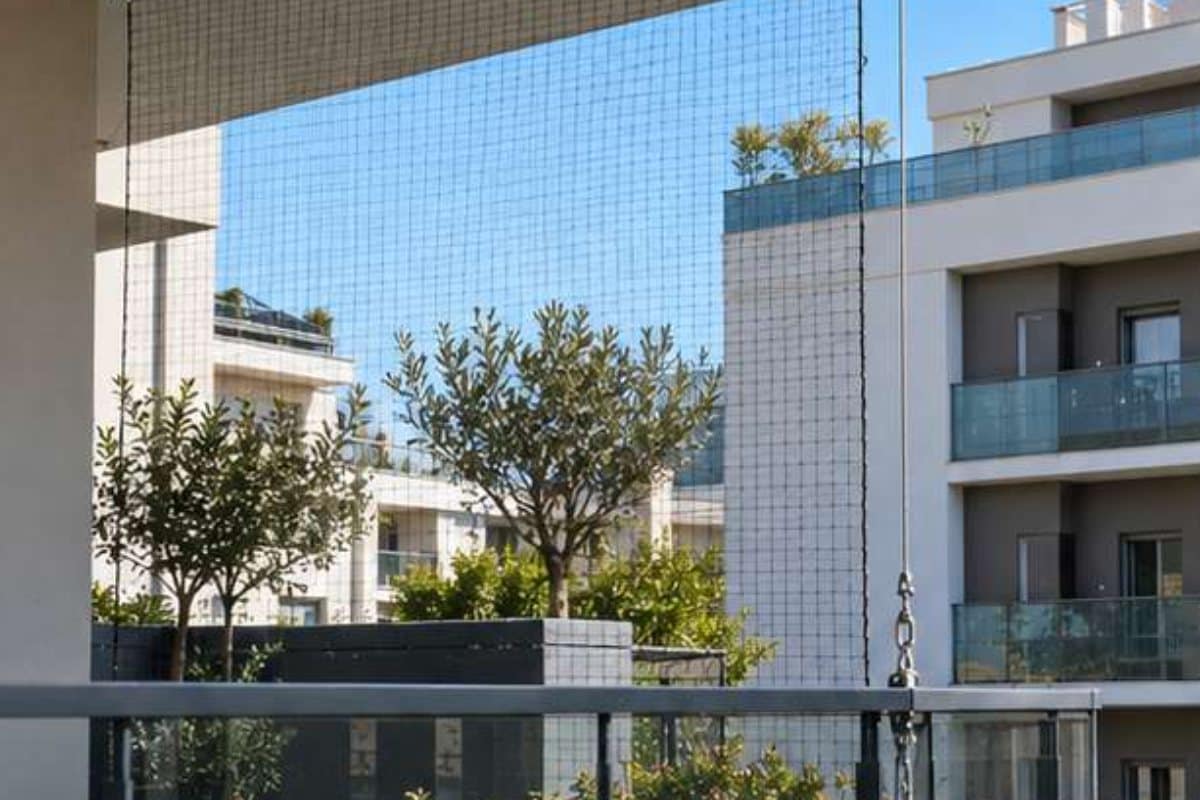 Rete anti piccioni installata sul balcone di un condominio