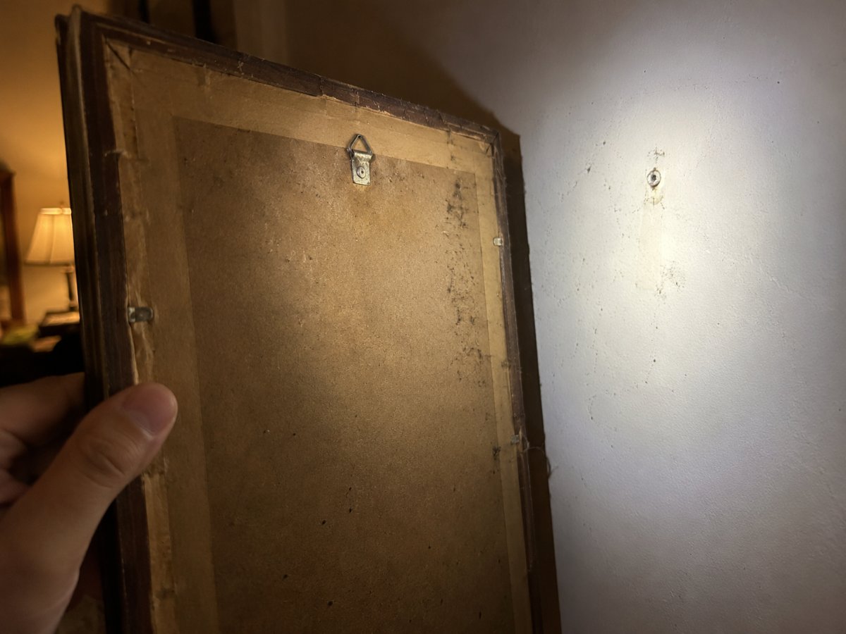 Retro di un quadro appeso a una parete di casa