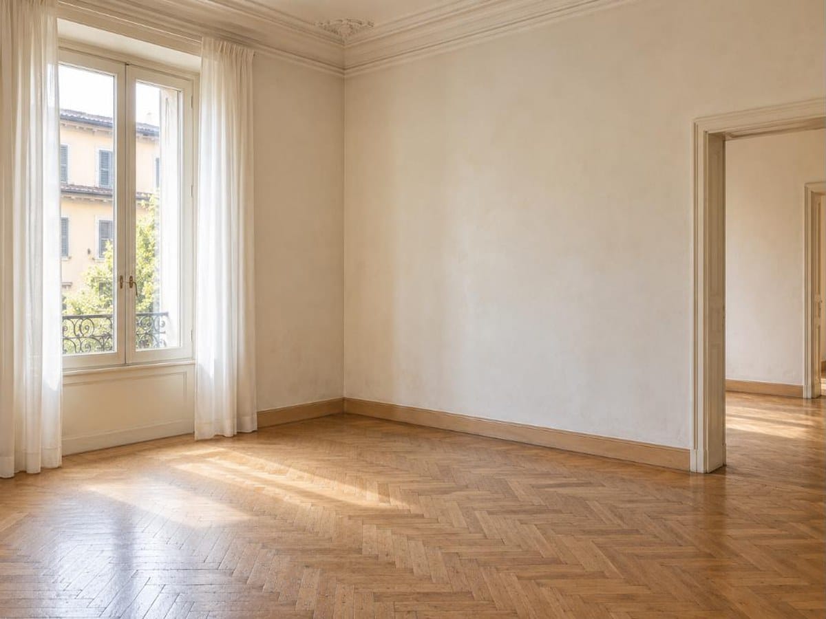 Appartamento storico a Roma con parquet a spina di pesce e battiscopa in legno