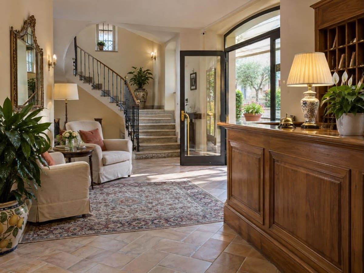 Hall di un piccolo hotel a conduzione familiare a Roma con reception in legno