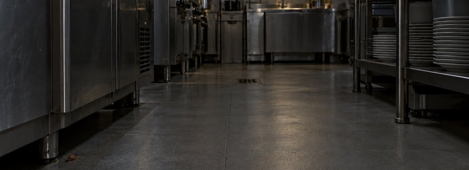 Cucina professionale in acciaio inox a fine servizio con le luci basse