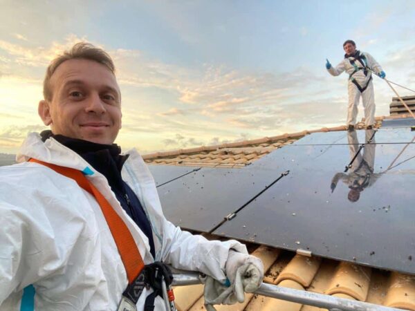 Tecnici Ekonore al lavoro in quota su un tetto con pannelli fotovoltaici