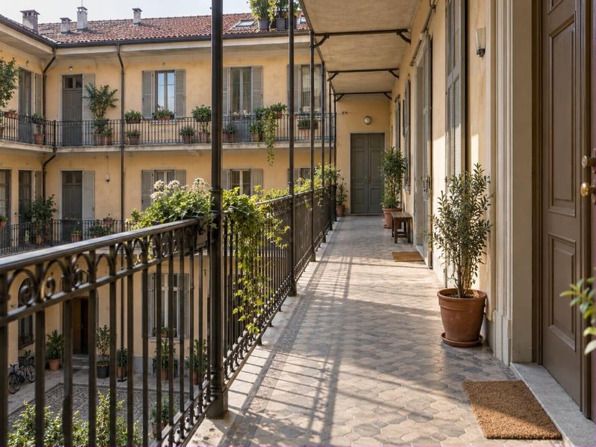 Ballatoio di una casa di ringhiera a Torino con ringhiera in ferro e cortile interno