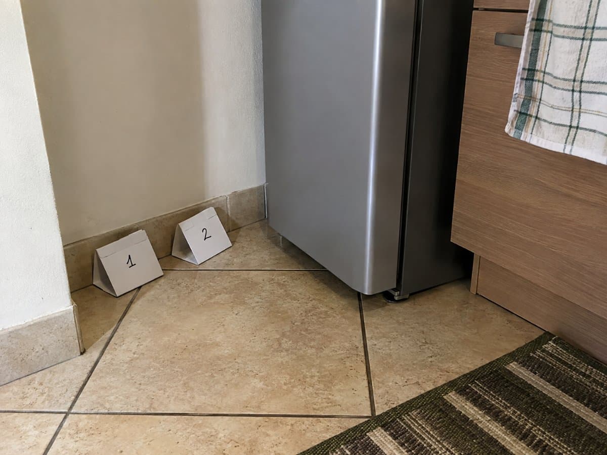 Trappole adesive numerate appoggiate nell’angolo di una cucina