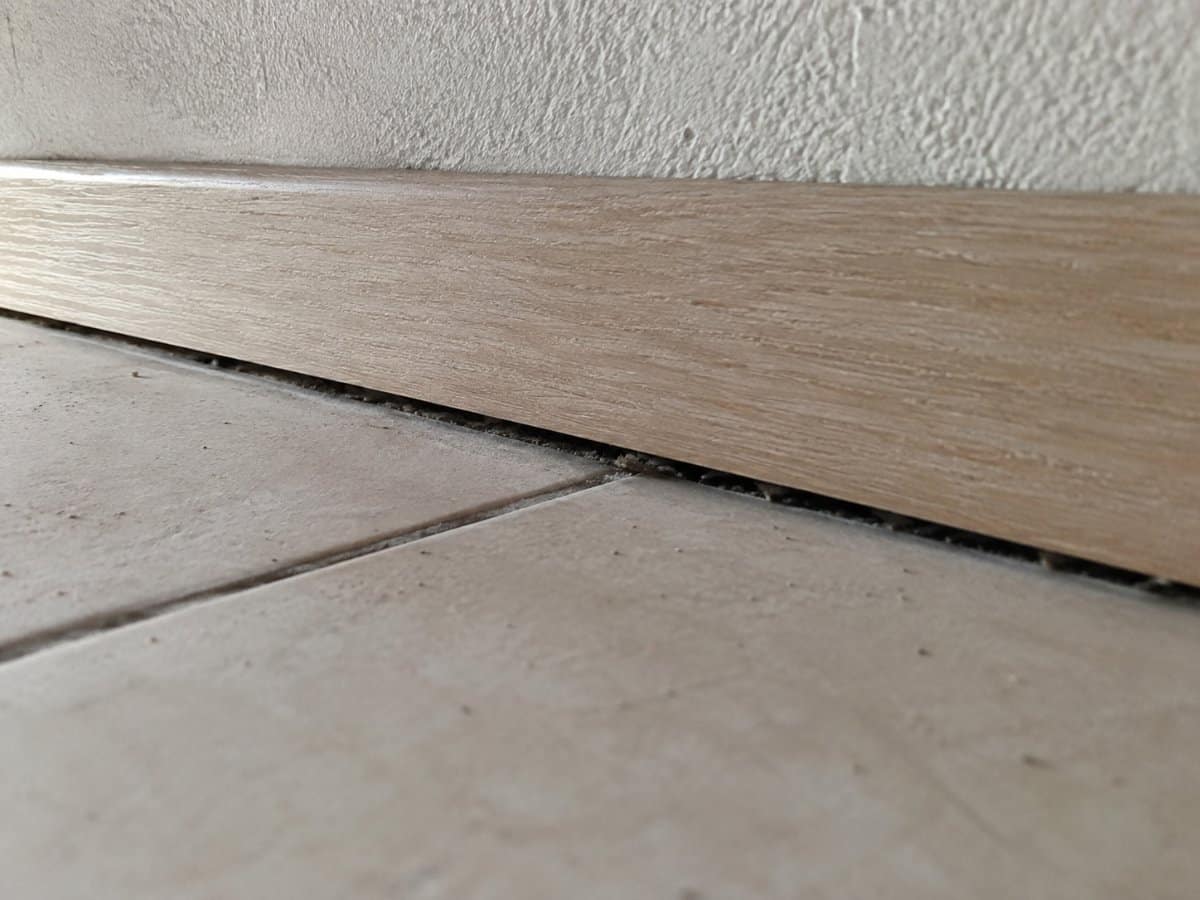 Fessura alla base di un muro divisorio con lo zoccolino scollato