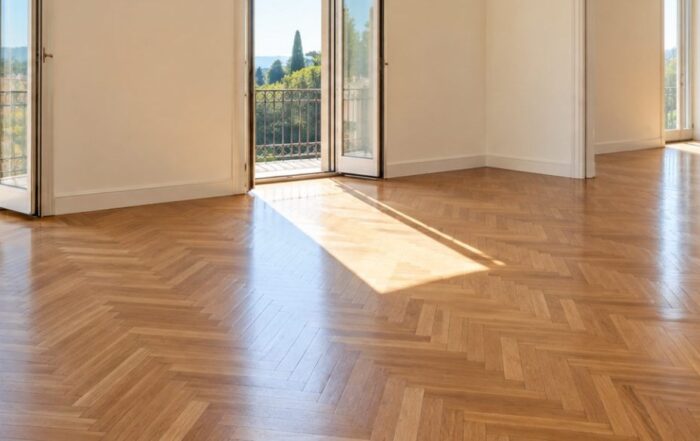Appartamento italiano vuoto e luminoso con parquet e finestre
