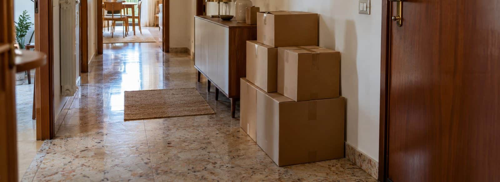 Ingresso di casa con scatoloni di cartone dopo un trasloco