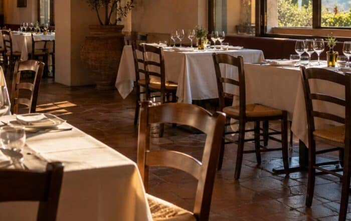 Sala di un ristorante vuota al mattino con tavoli apparecchiati