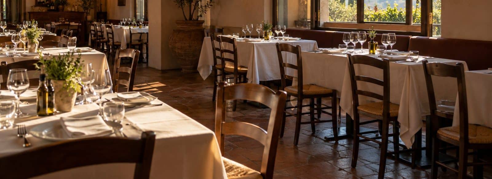 Sala di un ristorante vuota al mattino con tavoli apparecchiati