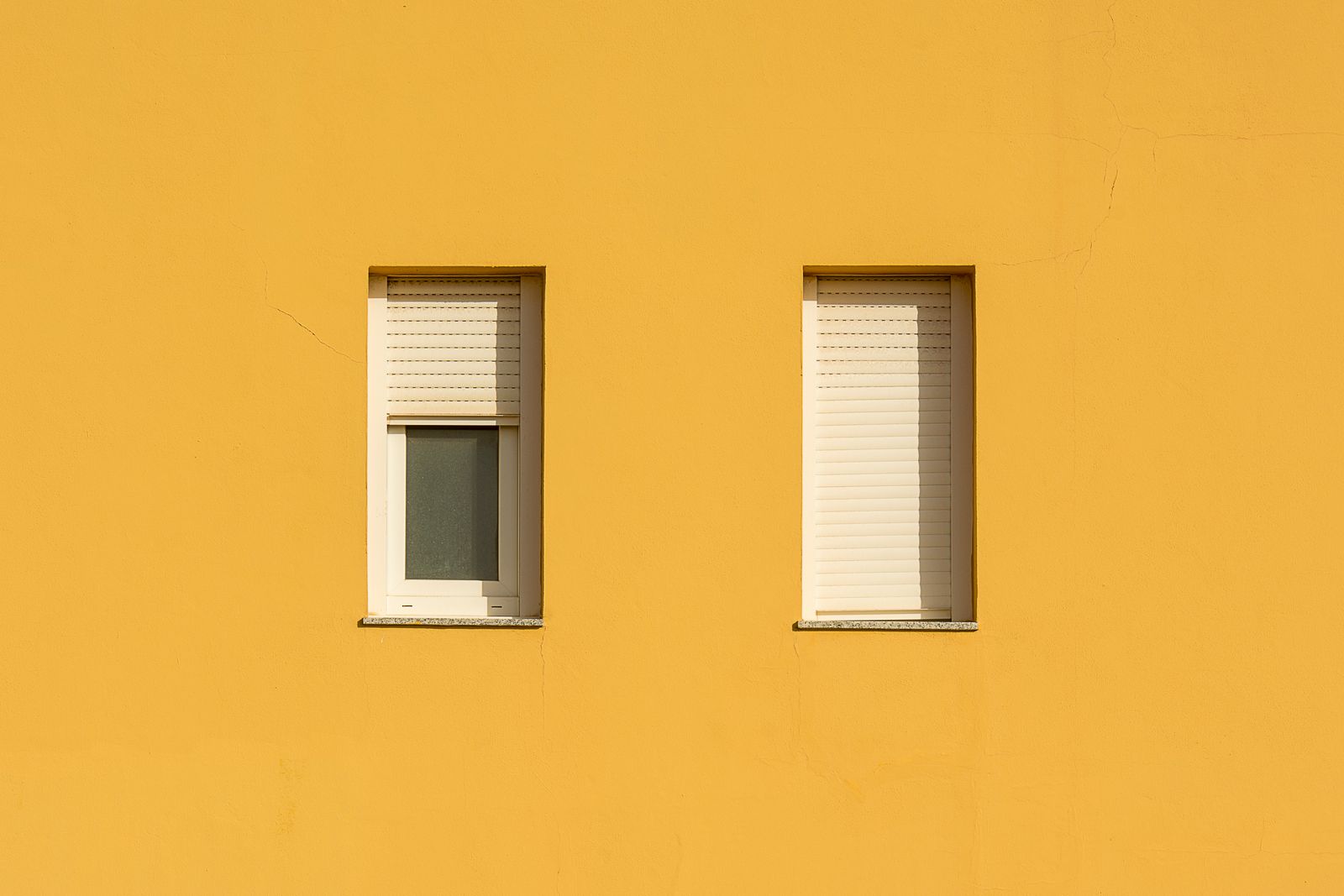 Finestre con tapparelle su un muro esterno